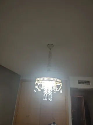 Lámpara de techo con cristales dorados