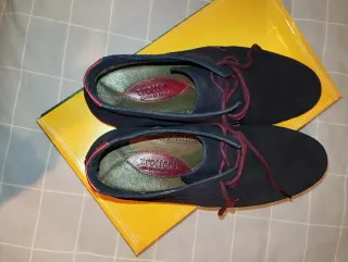 Botines Trotters Negros y Rojos