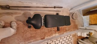 Banco de pesas ajustable y dos barras