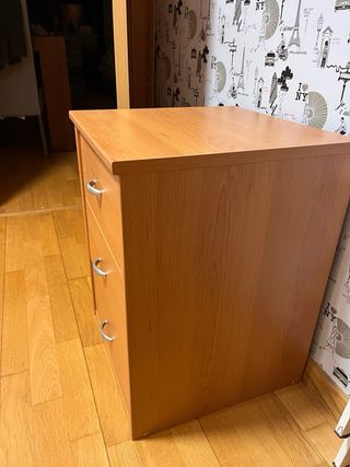 Cajonera de madera con tiradores plateados