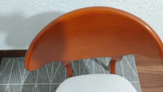 Silla de madera y tela beige