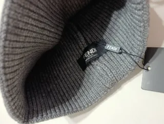 Gorro Fendi Gris con Logo Negro