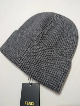 Gorro Fendi Gris con Logo Negro