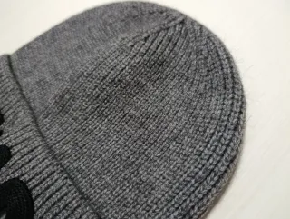 Gorro Fendi Gris con Logo Negro