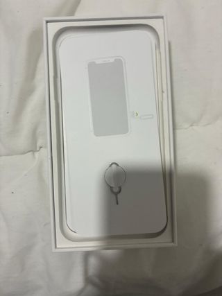 iPhone 11 Blanco 128GB  y 11 Fundas de regalo