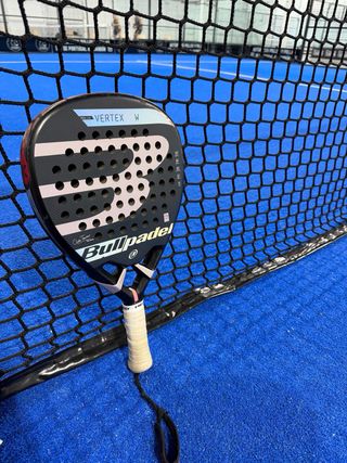 Se vende Bullpadel Vertex 02 Women.