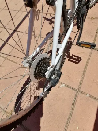 Bicicleta infantil blanca y rosa