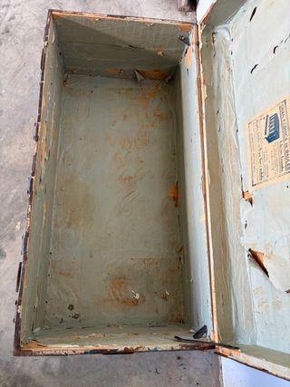 Baúl antiguo con patas