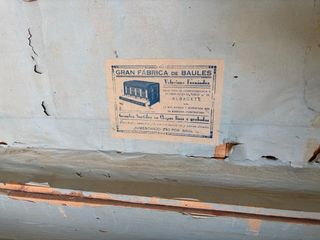 Baúl antiguo con patas