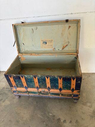 Baúl antiguo con patas