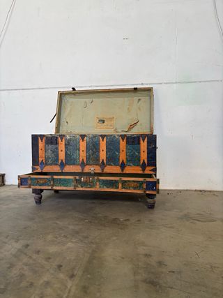 Baúl antiguo con patas