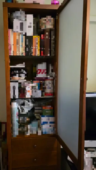 Mueble madera con puerta cristal