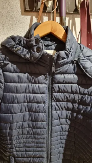 Abrigo azul marino con capucha largo