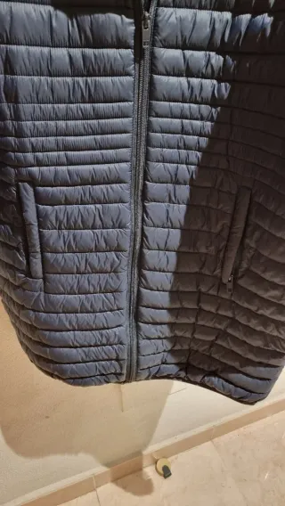 Abrigo azul marino con capucha largo