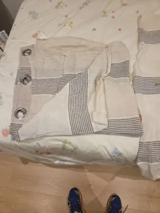 Cortina lino color beige y rayas marrones y ojales