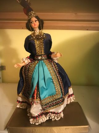 Muñeca regional griega vestida tradicional