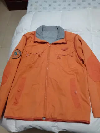 Abrigo con sudadera gris y naranja