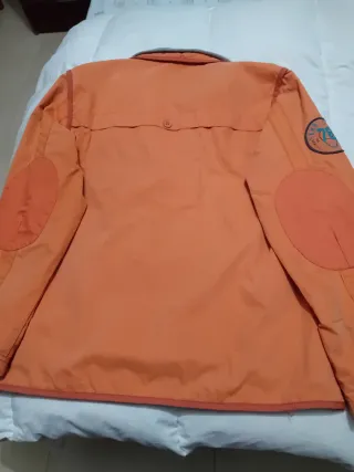 Abrigo con sudadera gris y naranja
