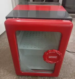 Nevera Expositora Granini Roja Semi nueva.