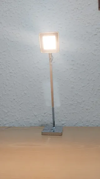 Lámpara de escritorio moderna