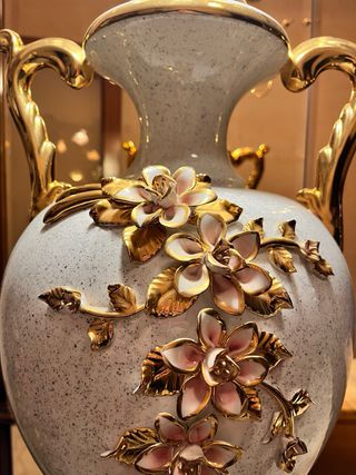 Lámpara de mesa clásica dorada y blanca