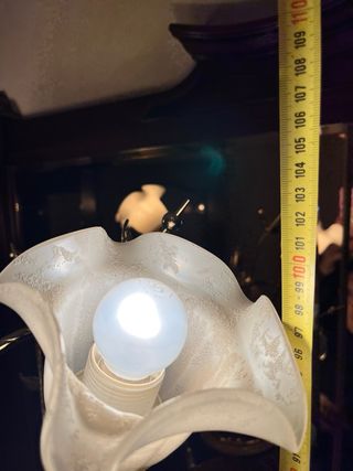 Lámpara de mesa clásica dorada y blanca