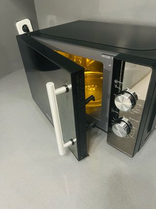 Microondas Koenic Negro y Plateado