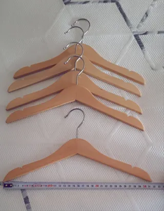 Perchas para ropa de bebé de madera