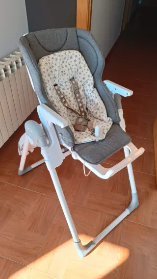 Trona regulable en altura Jane gris y blanca