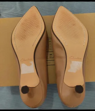 Zapatos Clarks Beige y Dorado Talla 41