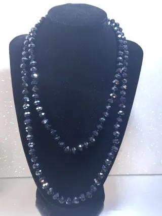 Collar acrílico largo color oscuro 53 cms