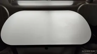 Mesa de cocina blanca y negra extensible.