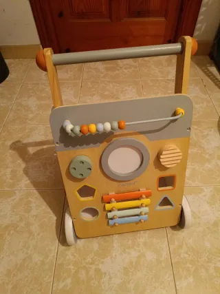 Andador de madera Janod con actividades