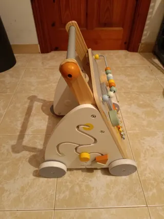 Andador de madera Janod con actividades