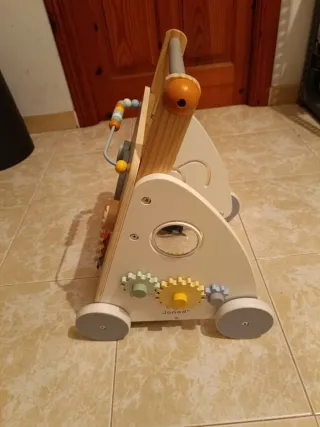 Andador de madera Janod con actividades