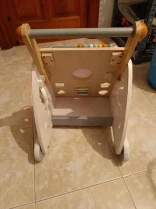 Andador de madera Janod con actividades