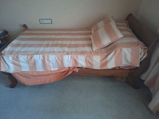 Cama antigua estilo trineo tallada