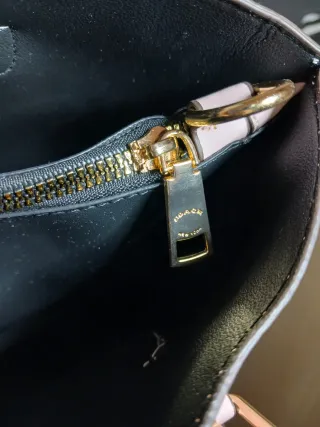 Mala Coach Rosa Metálico com Detalhes Dourados