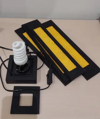 Lámpara de mesa decorativa negra y dorada