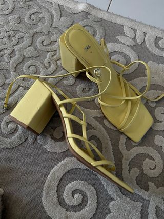 Sandalias tacón Zara amarillas T40