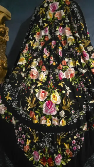 Manton de Manila Negro Bordado Flores Aves