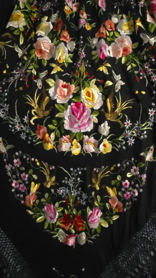 Manton de Manila Negro Bordado Flores Aves