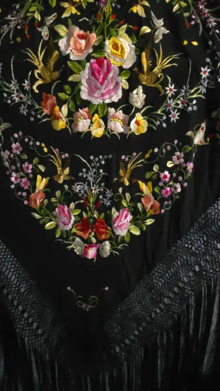 Manton de Manila Negro Bordado Flores Aves