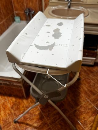 Cambiador y bañera pregable con patas