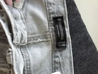 Vaqueros Stradivarius grises anchos