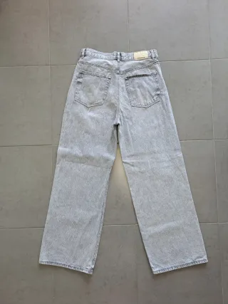 Vaqueros Stradivarius grises anchos