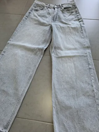 Vaqueros Stradivarius grises anchos