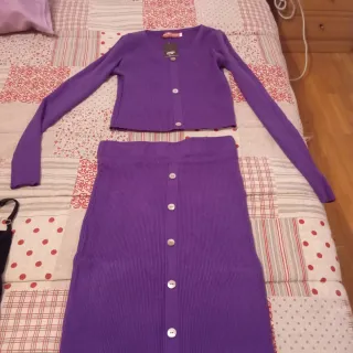 Conjunto falda y jersey morado
