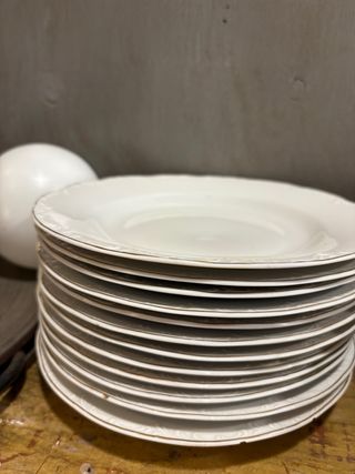 Vajilla antigua de porcelana y cerámica