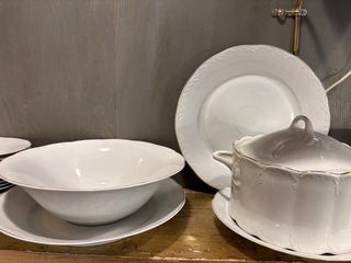 Vajilla antigua de porcelana y cerámica